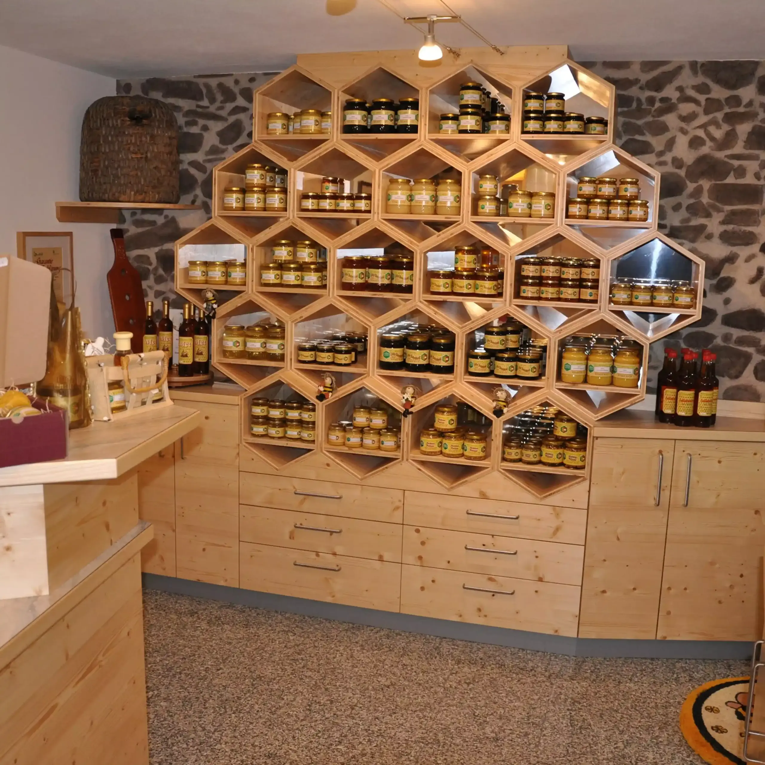 stugeba-tischlerei-inneneinrichtung-imkerei-gebrueder-sturm-web-01