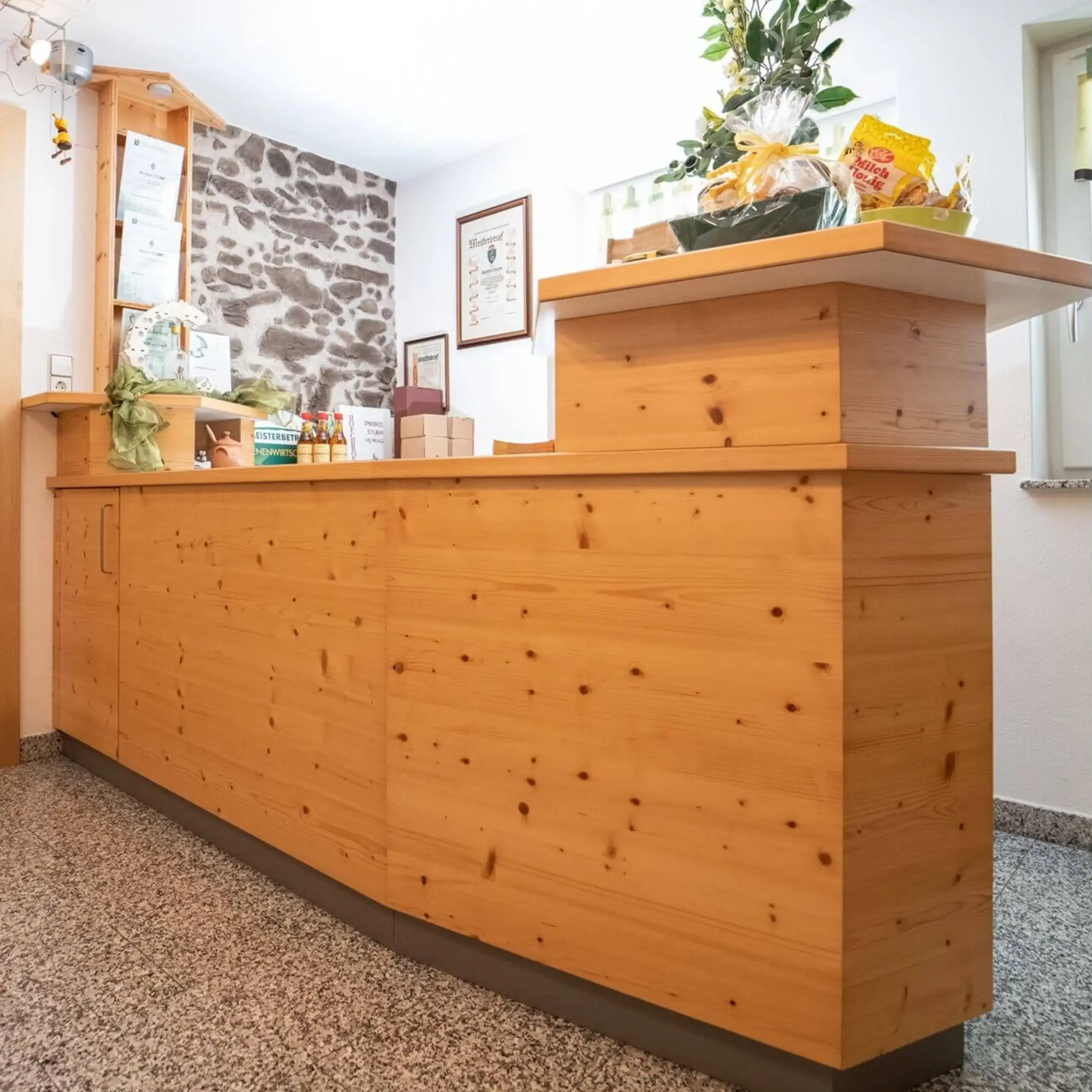 stugeba-tischlerei-inneneinrichtung-imkerei-gebrueder-sturm-web-02