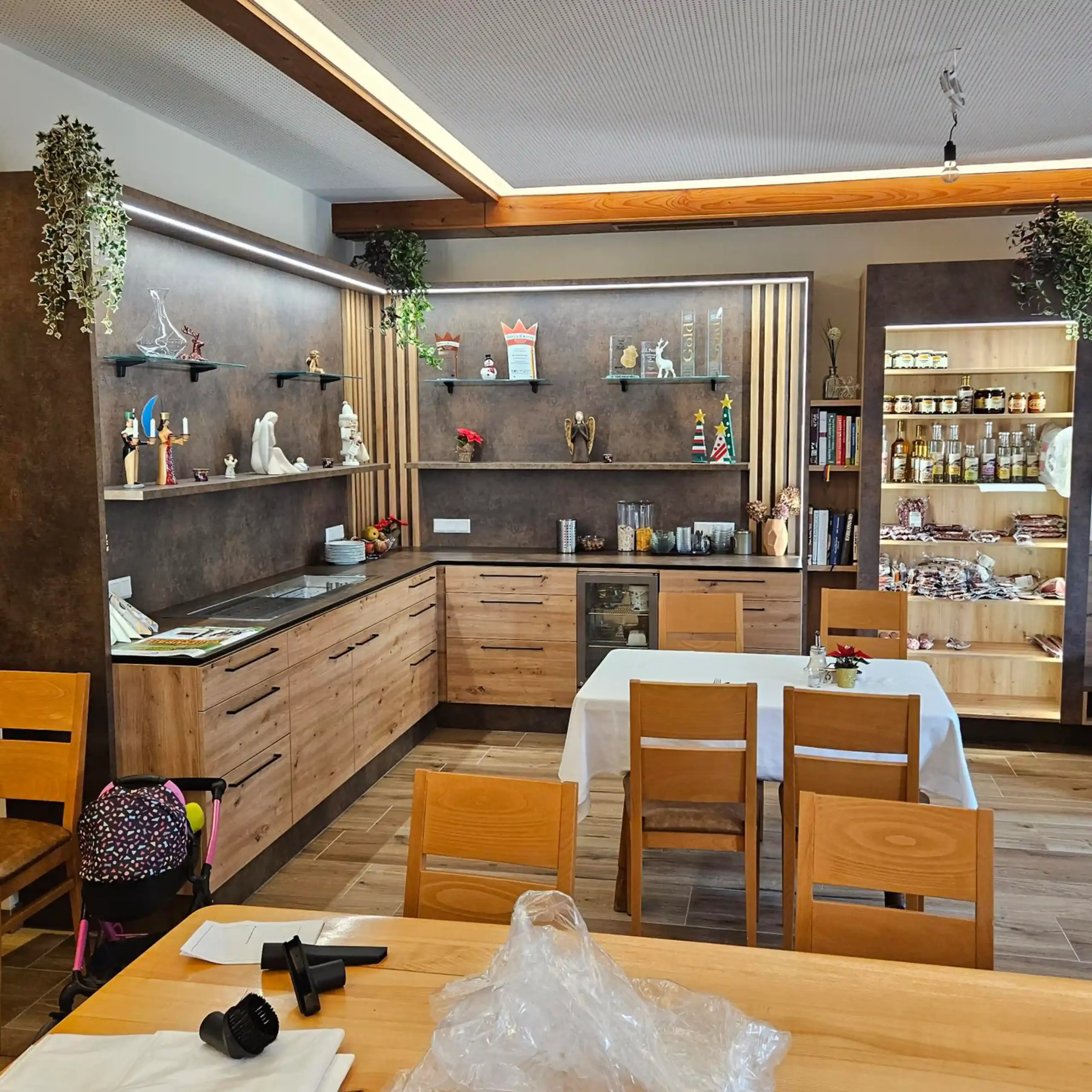 stugeba-tischlerei-gasthaus-kleinhenner-fruehstueckstheke-web-01